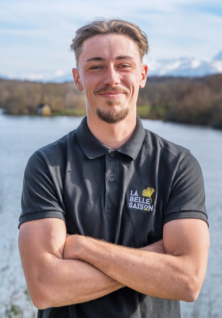 À l’écoute de vos envies, Loris, chargé de clientèle création, transforme vos besoins en projets sur mesure.