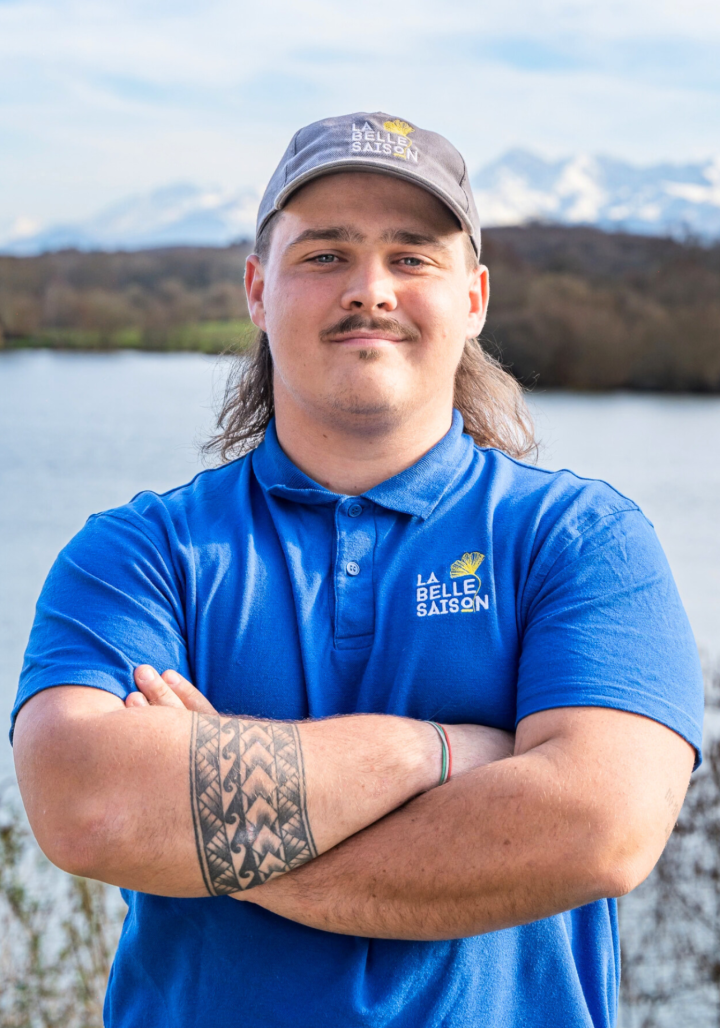 Passionné, il veille à la beauté et à la santé de vos espaces verts.