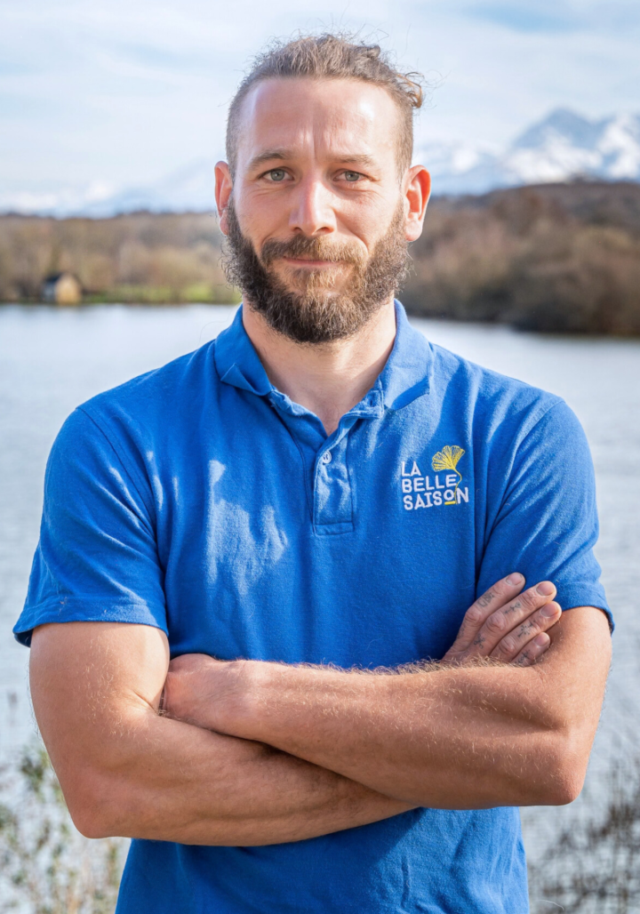 Axel donne vie aux projets en façonnant des extérieurs uniques et harmonieux.