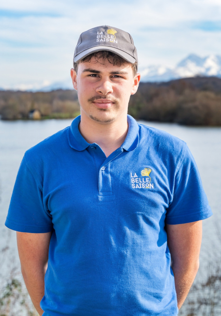 Il avance avec énergie et détermination pour devenir un pro du paysage.