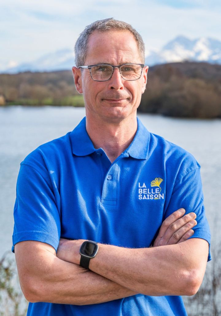 Il pilote les chantiers avec expertise pour donner vie à des aménagements paysagers d'exception.