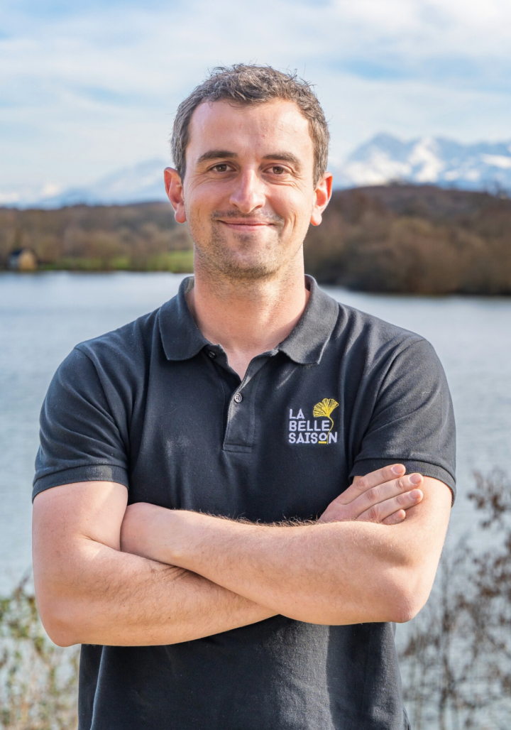 Adrien pilote les équipes d’entretien et coordonne les achats logistiques pour un fonctionnement optimal au quotidien.