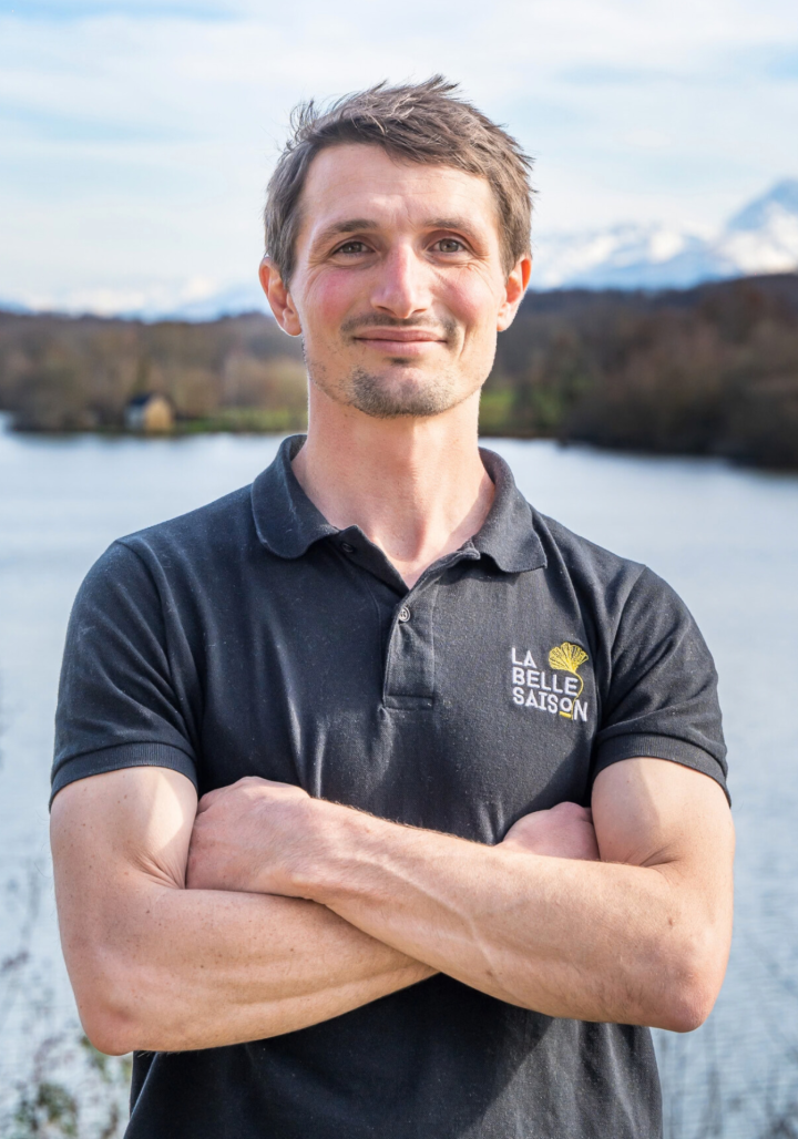 Conducteur de travaux engagé, Cyril coordonne vos chantiers avec exigence, organisation et savoir-faire.