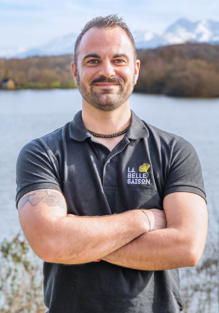 Toujours à l’écoute, Mathieu accompagne les clients avec bienveillance et professionnalisme.