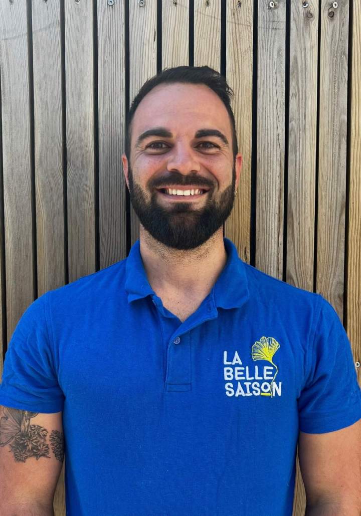 Toujours à l’écoute, Mathieu accompagne les clients avec bienveillance et professionnalisme.